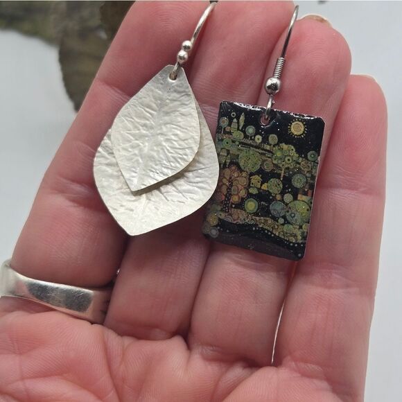 "5/$25" Mismatched Silvertone Lightweight Leaf/Art Dangle Earrings - Picture 4 of 6